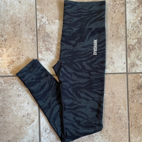 Medium black zebra gymshark leggings - Picture 2 of 3